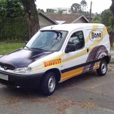 bana pneus carro envelopado