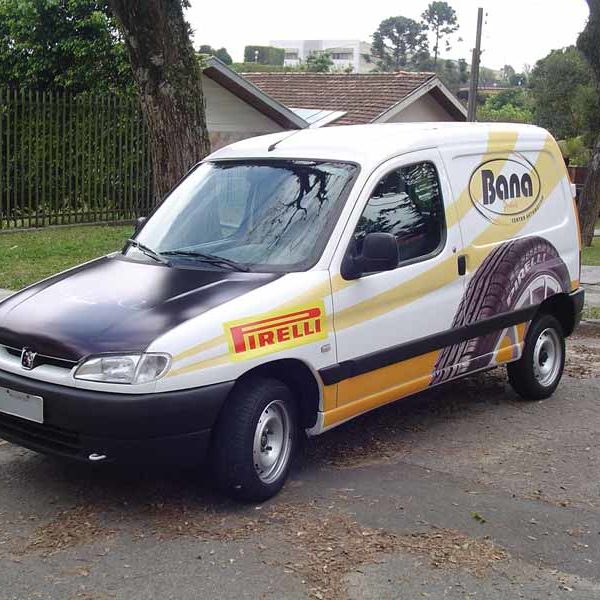 bana pneus carro envelopado